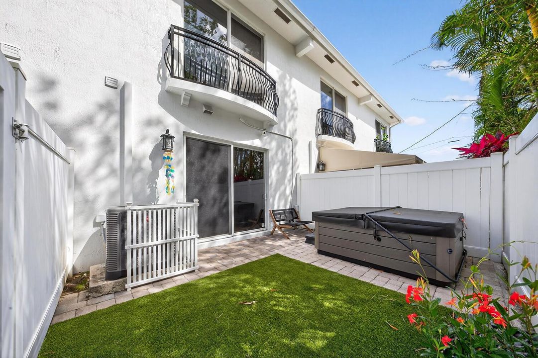 1942 NE 42nd St Pompano Beach-large-026-