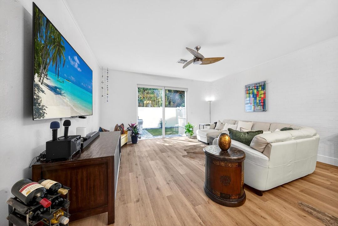 1942 NE 42nd St Pompano Beach-large-008-