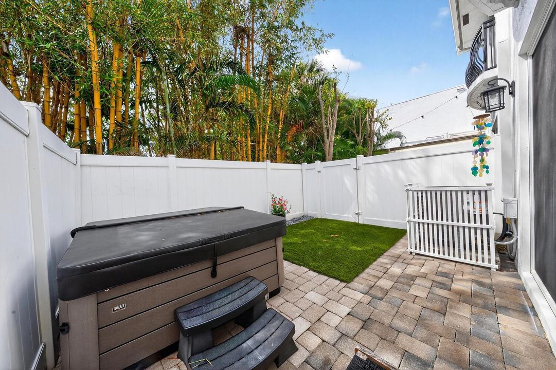 1942 NE 42nd St Pompano Beach-large-025-