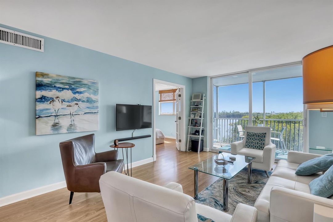 689 NE 6th #402 (8)