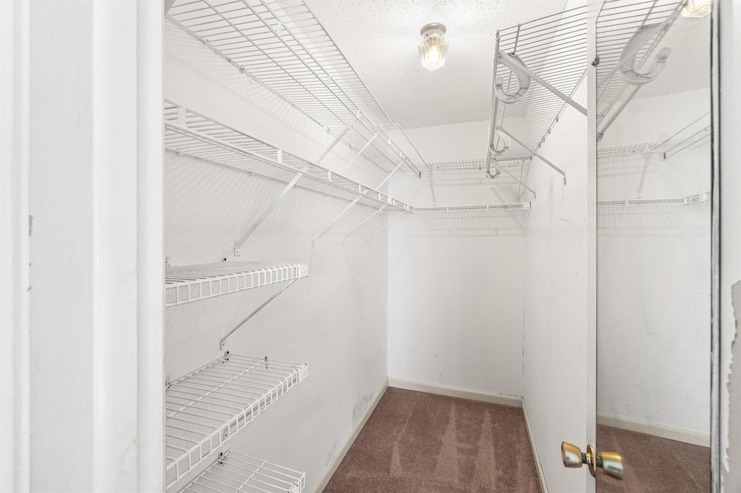 Bedroom.1.Walk.In.Closet.025-1020SilkOak