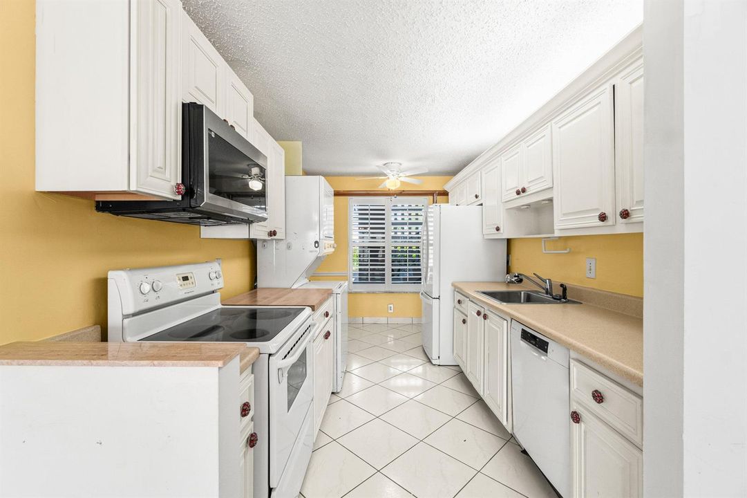 Kitchen.016-1020SilkOakTerrace-102