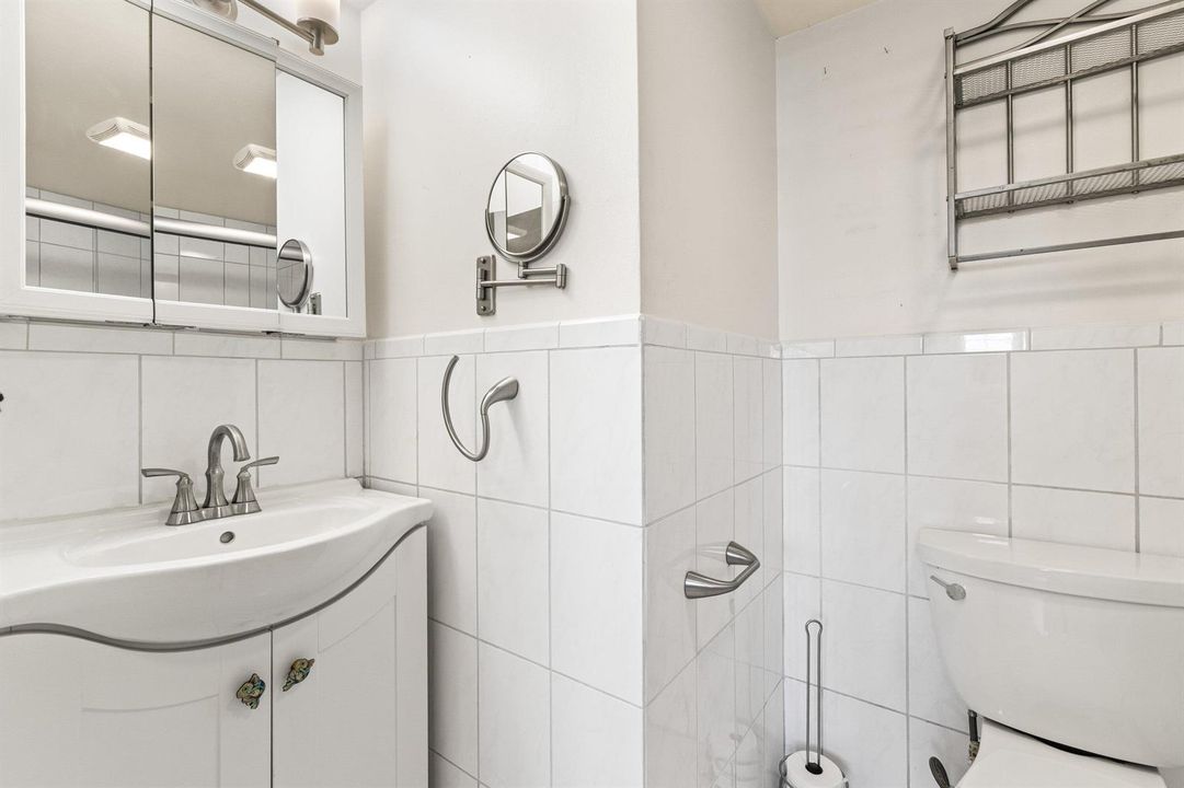 Bath.2.022-1020SilkOakTerrace-102-Delray