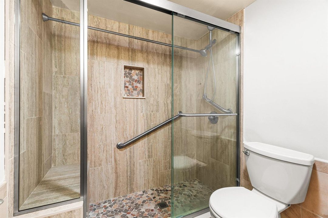Bedroom.1.Shower.027-1020SilkOakTerrace-