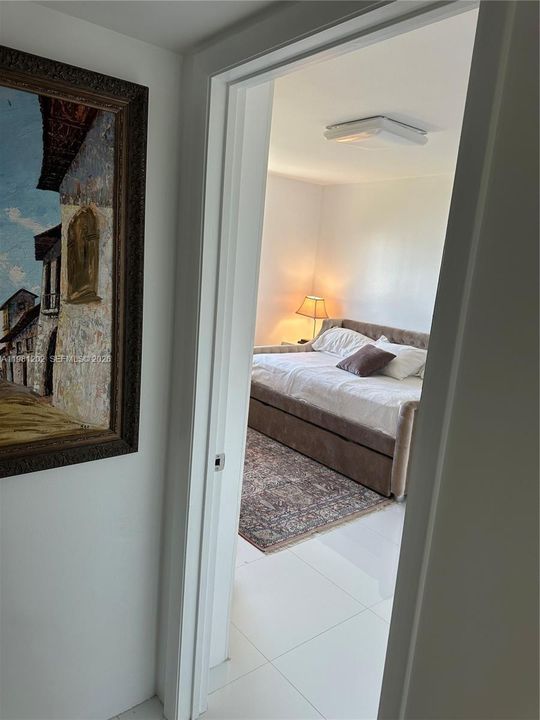 entrance Bedroom 3 (master)