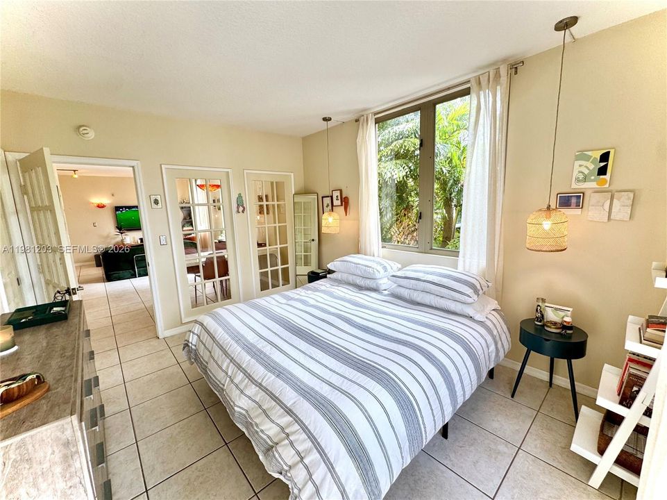 Corner location with gorgeous westerly light in the evenings means sleeping in on weekends is easy and stress-free.