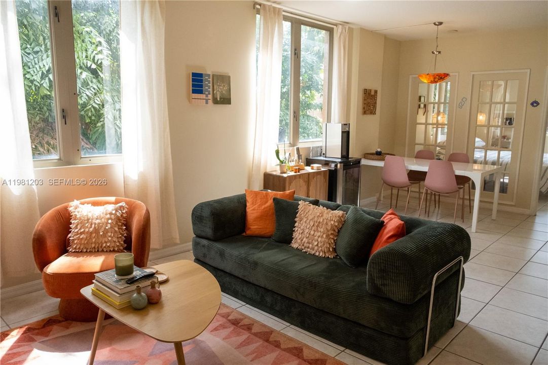 Charming tree top views and natural light enhance this corner unit condo. Bright open floor plan with ensuite bedroom, walk-in closet, inside laundry W/D and one parking space. Close to Downtown, Brickell's Financial District and the University of Miami.