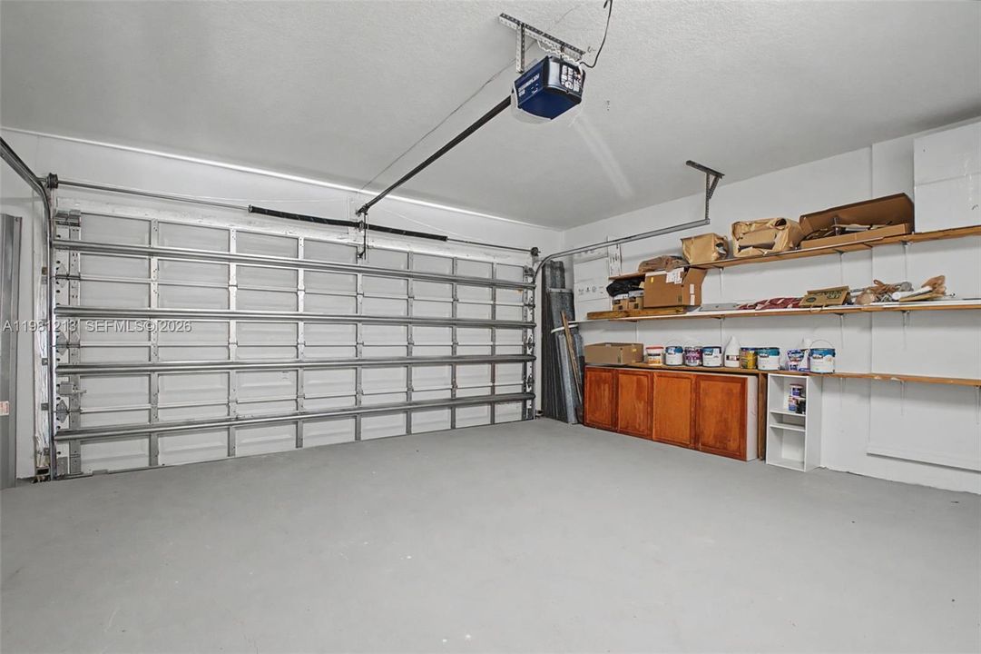 Activo con contrato: $4,900 (4 camas, 2 baños, 2031 Pies cuadrados)