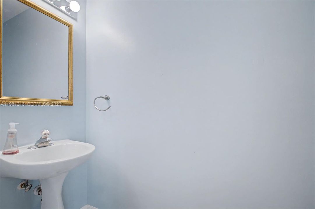 Activo con contrato: $4,900 (4 camas, 2 baños, 2031 Pies cuadrados)