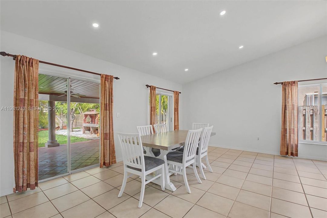 Activo con contrato: $4,900 (4 camas, 2 baños, 2031 Pies cuadrados)
