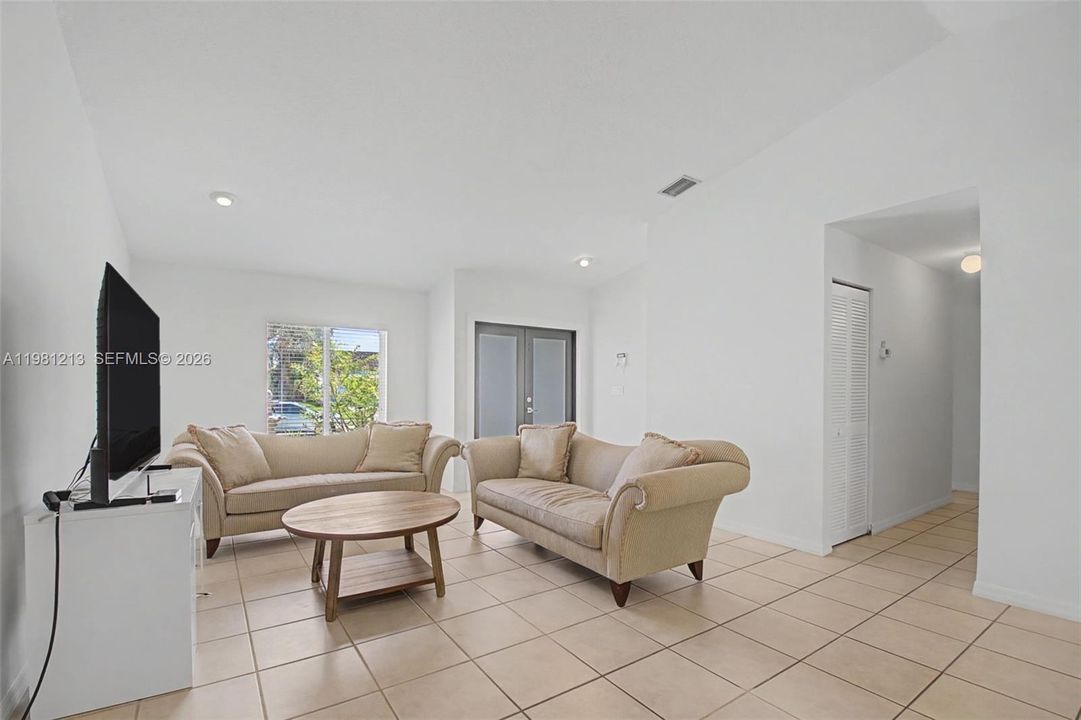 Activo con contrato: $4,900 (4 camas, 2 baños, 2031 Pies cuadrados)