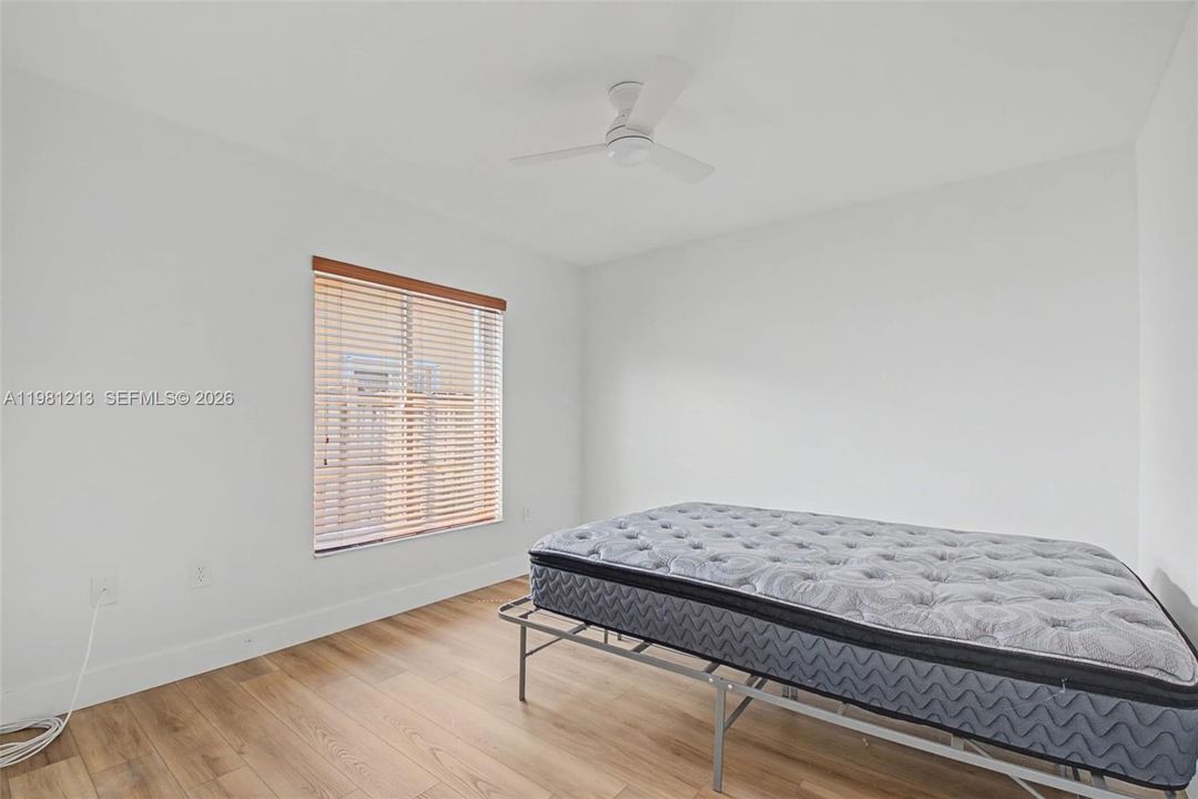 Activo con contrato: $4,900 (4 camas, 2 baños, 2031 Pies cuadrados)