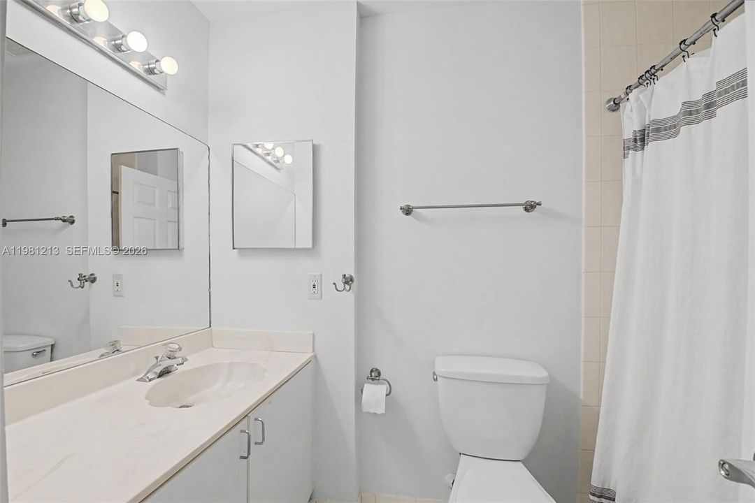 Activo con contrato: $4,900 (4 camas, 2 baños, 2031 Pies cuadrados)
