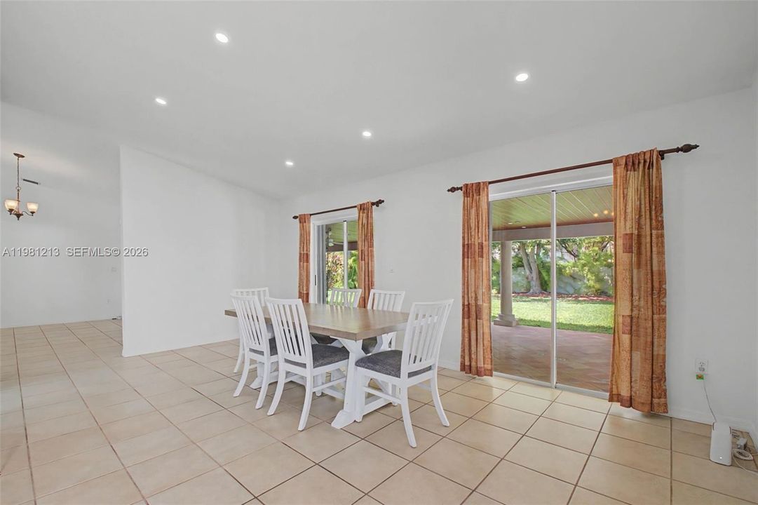 Activo con contrato: $4,900 (4 camas, 2 baños, 2031 Pies cuadrados)