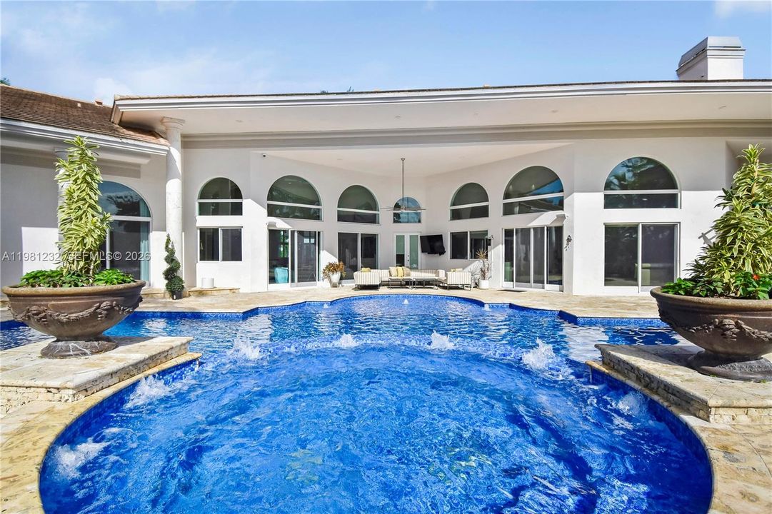 合同活跃: $5,775,000 (6 贝兹, 8 浴室, 7647 平方英尺)