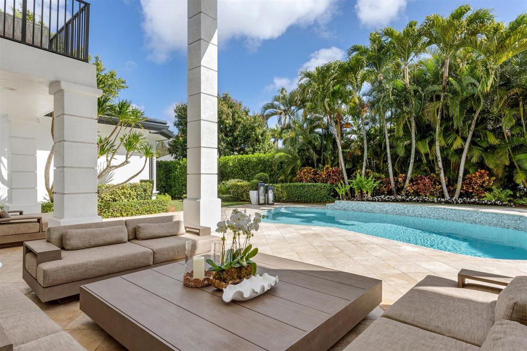 LOGGIA_SEATING_TO_POOL_EB