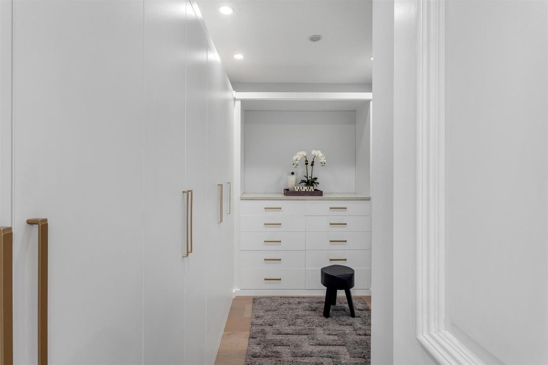WALK_IN_CLOSET_EB