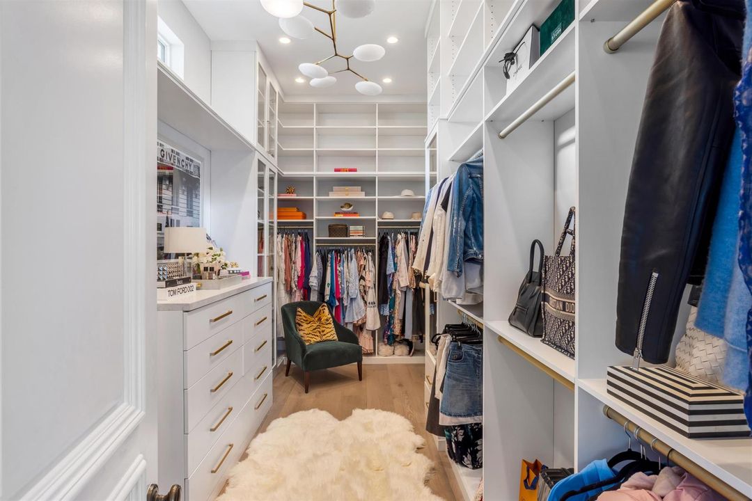 WALK_IN_CLOSET_2_EB