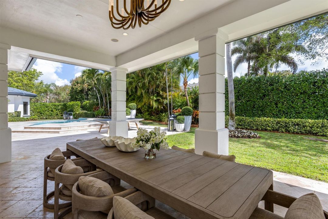 LOGGIA_DINING_ANGLE_EB