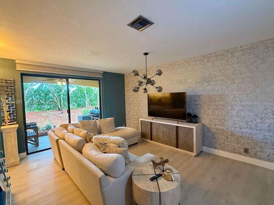 For Sale: $520,000 (2 beds, 2 baths, 1386 Square Feet)