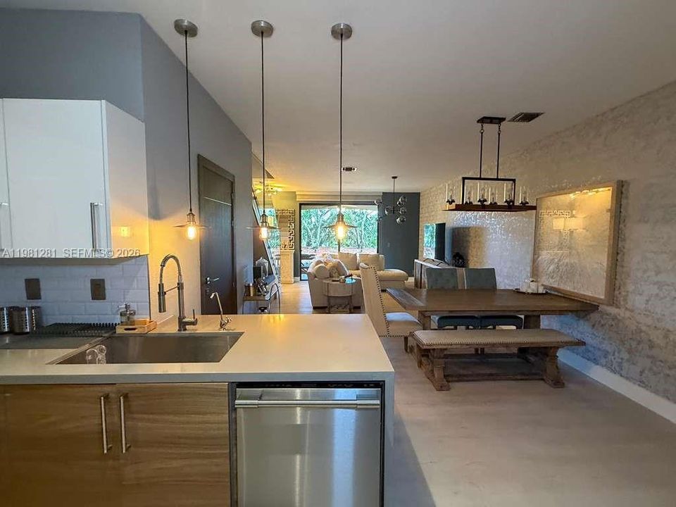 For Sale: $520,000 (2 beds, 2 baths, 1386 Square Feet)