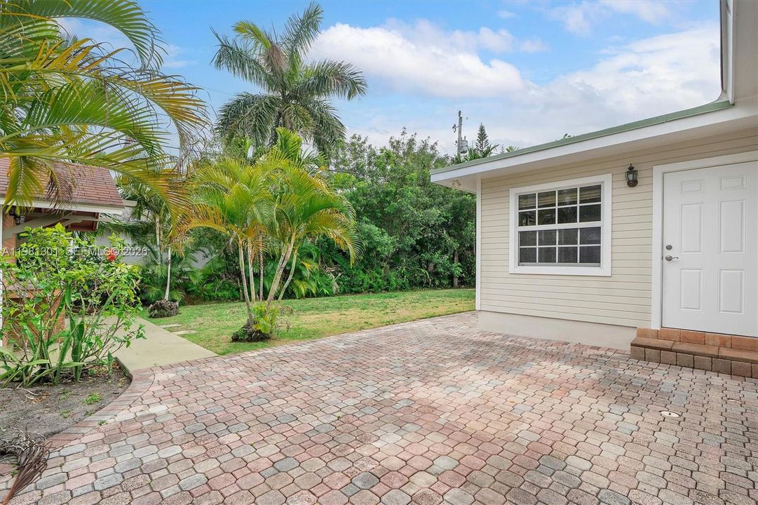 Recently Rented: $6,500 (3 beds, 2 baths, 1653 Square Feet)