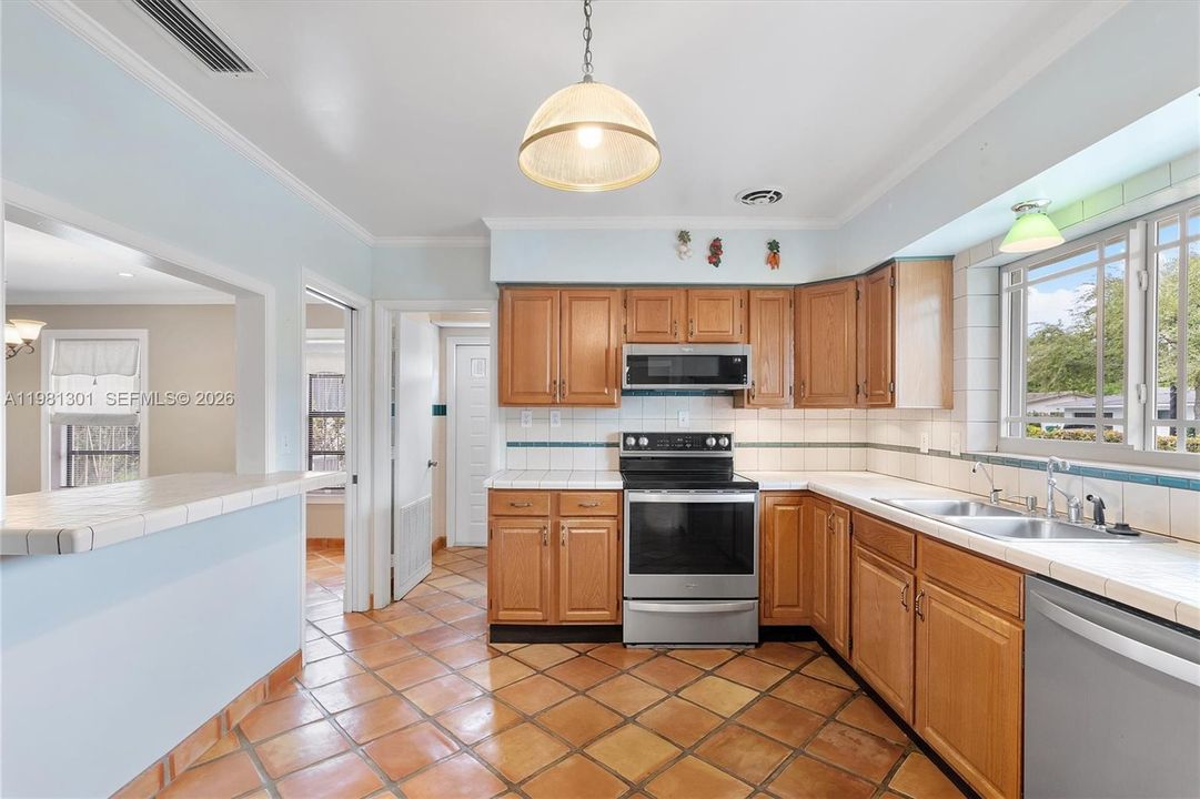 Recently Rented: $6,500 (3 beds, 2 baths, 1653 Square Feet)