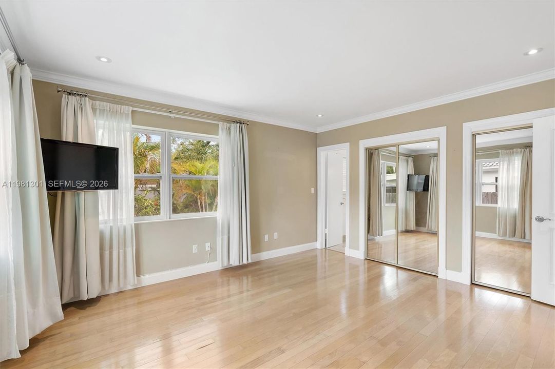 Recently Rented: $6,500 (3 beds, 2 baths, 1653 Square Feet)