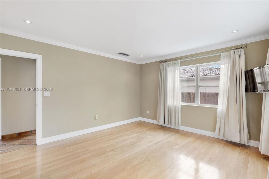Recently Rented: $6,500 (3 beds, 2 baths, 1653 Square Feet)
