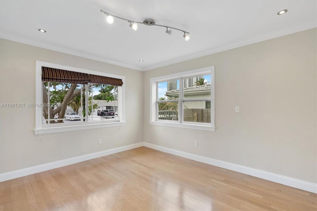 Recently Rented: $6,500 (3 beds, 2 baths, 1653 Square Feet)