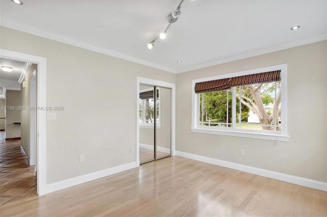 Recently Rented: $6,500 (3 beds, 2 baths, 1653 Square Feet)
