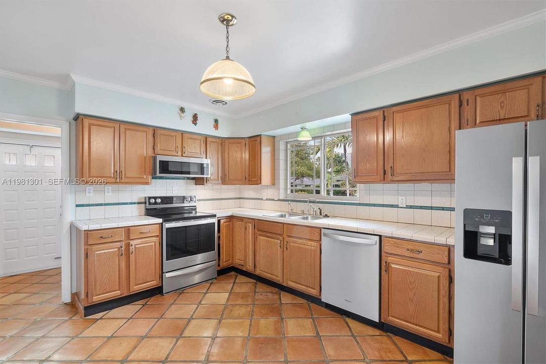 Recently Rented: $6,500 (3 beds, 2 baths, 1653 Square Feet)