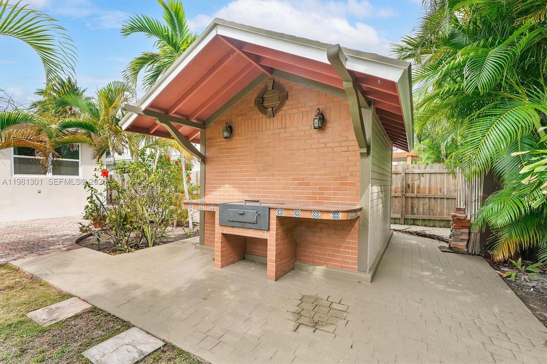 Recently Rented: $6,500 (3 beds, 2 baths, 1653 Square Feet)