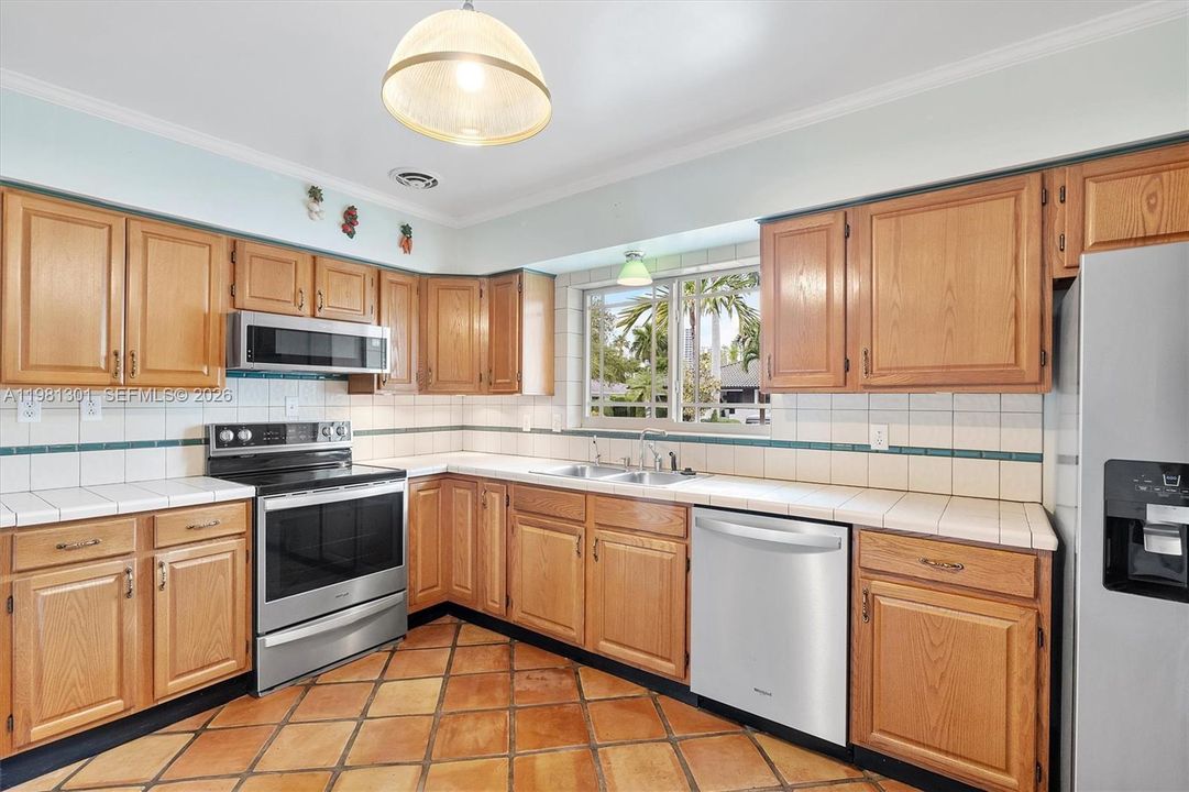 Recently Rented: $6,500 (3 beds, 2 baths, 1653 Square Feet)