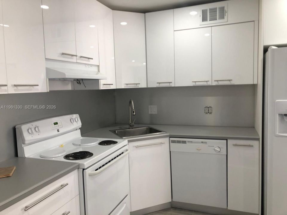 For Sale: $211,000 (1 beds, 1 baths, 652 Square Feet)