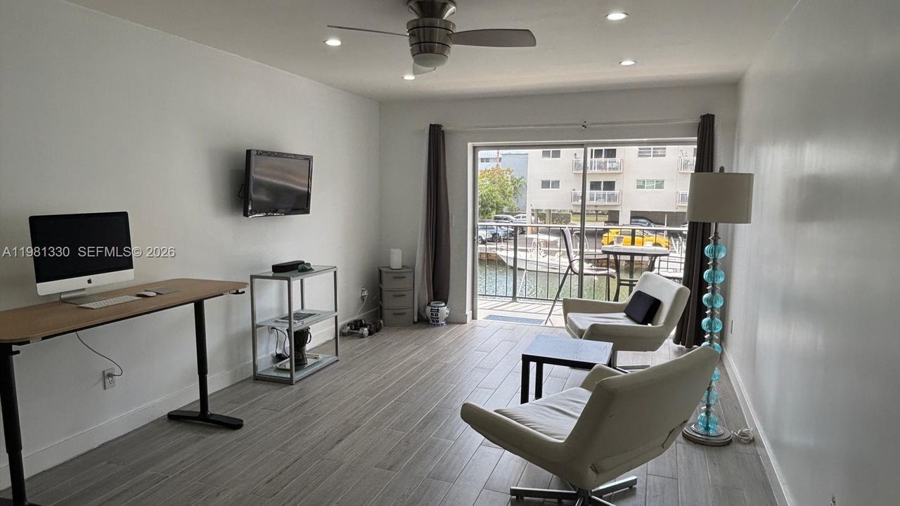 For Sale: $211,000 (1 beds, 1 baths, 652 Square Feet)