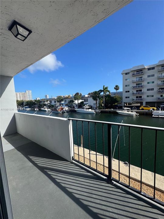 For Sale: $211,000 (1 beds, 1 baths, 652 Square Feet)