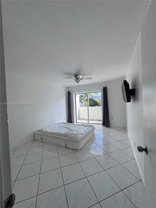 For Sale: $211,000 (1 beds, 1 baths, 652 Square Feet)
