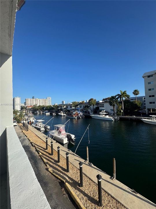 For Sale: $211,000 (1 beds, 1 baths, 652 Square Feet)