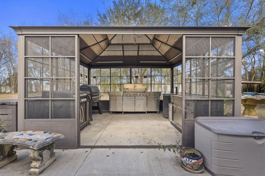 Outdoor Kitchen/ BBQ