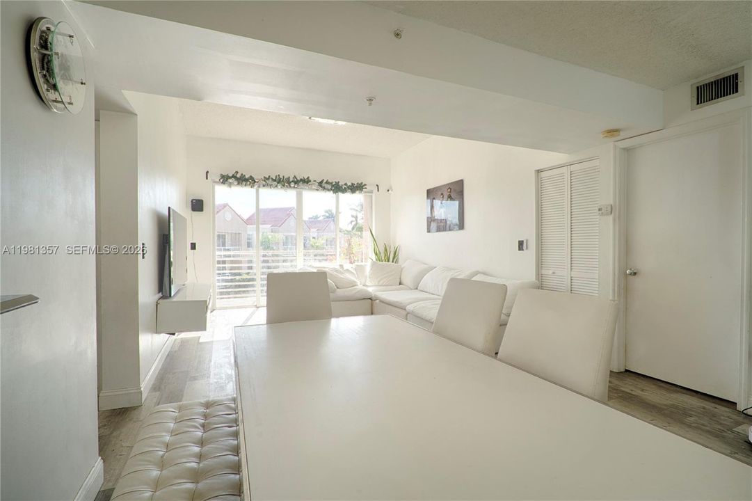 Activo con contrato: $299,000 (2 camas, 2 baños, 960 Pies cuadrados)