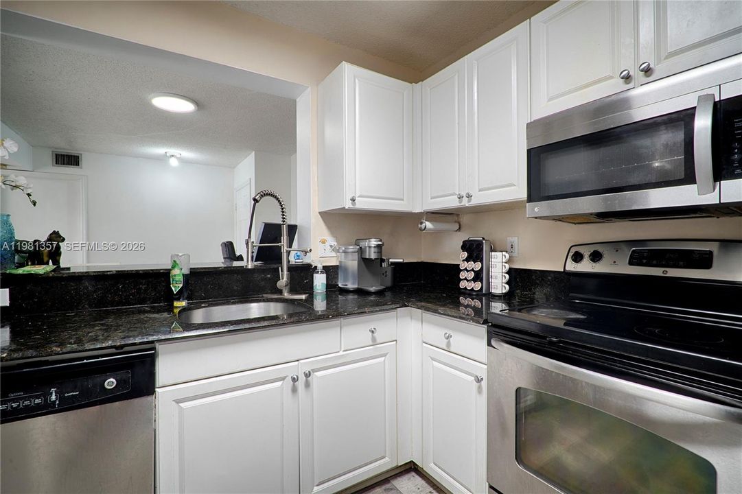 Activo con contrato: $299,000 (2 camas, 2 baños, 960 Pies cuadrados)