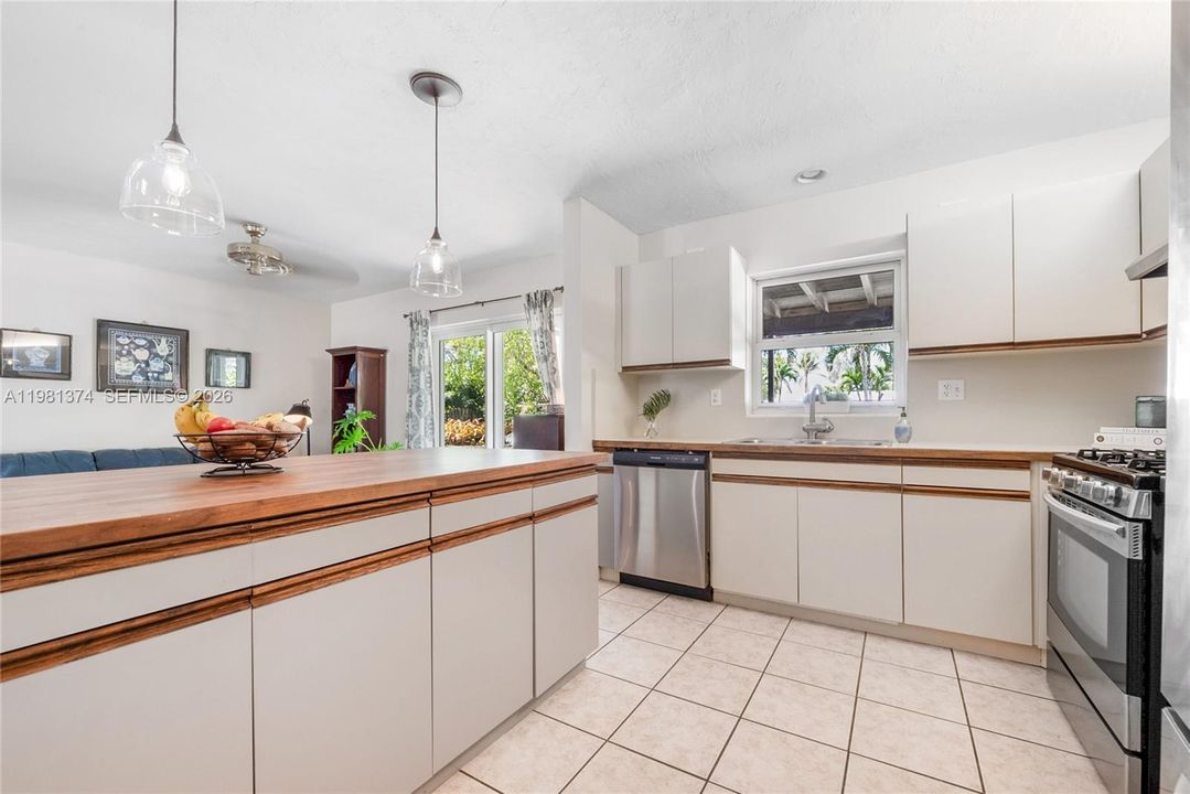 For Sale: $729,000 (3 beds, 2 baths, 1323 Square Feet)