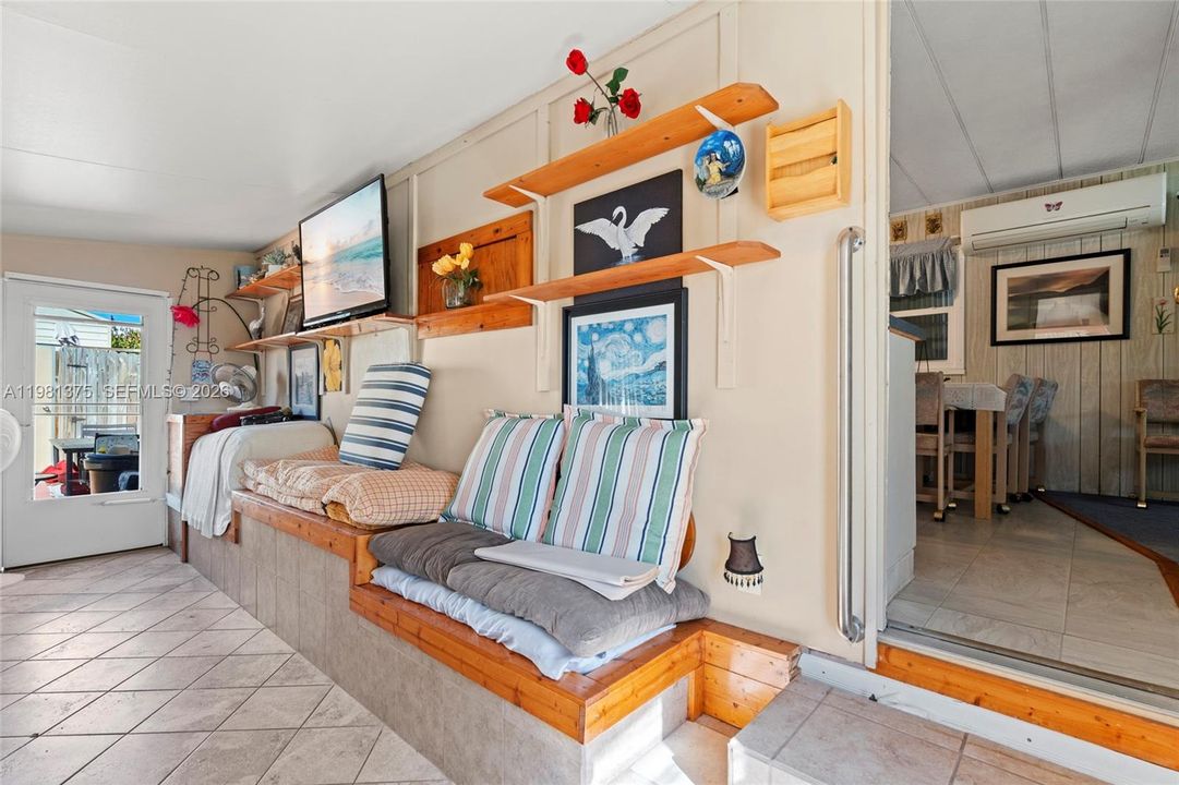 Vendido Recientemente: $89,900 (2 camas, 1 baños, 600 Pies cuadrados)