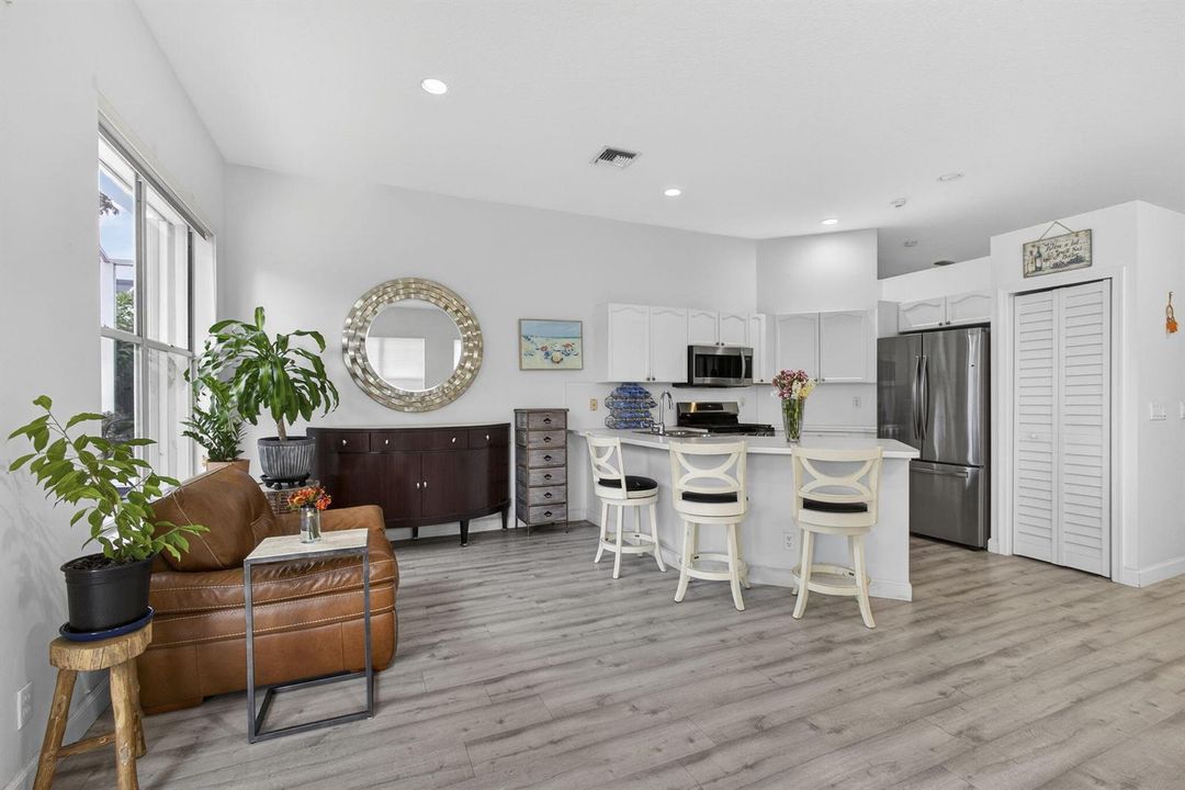 Kitchen/Eat In Area
