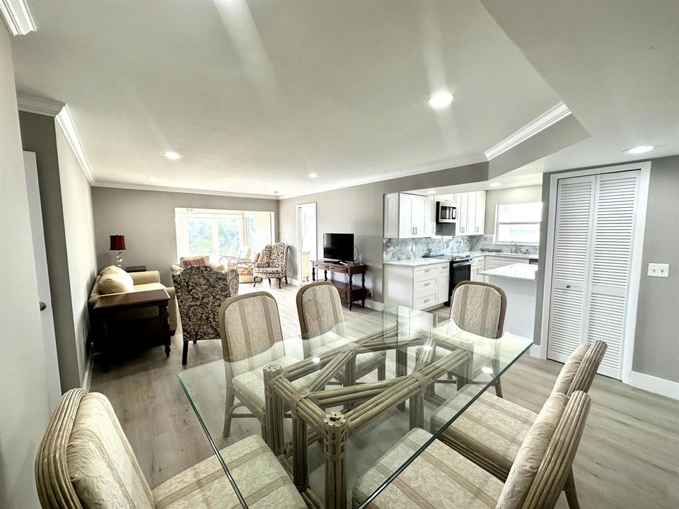 7 Colonial Club Dr 304 Livning Area