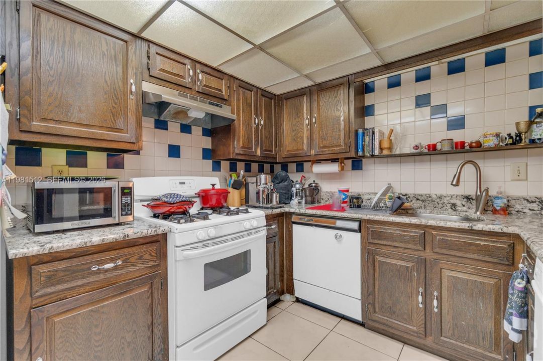 На продажу: $300,000 (2 спален, 2 ванн, 1340 Квадратных фут)