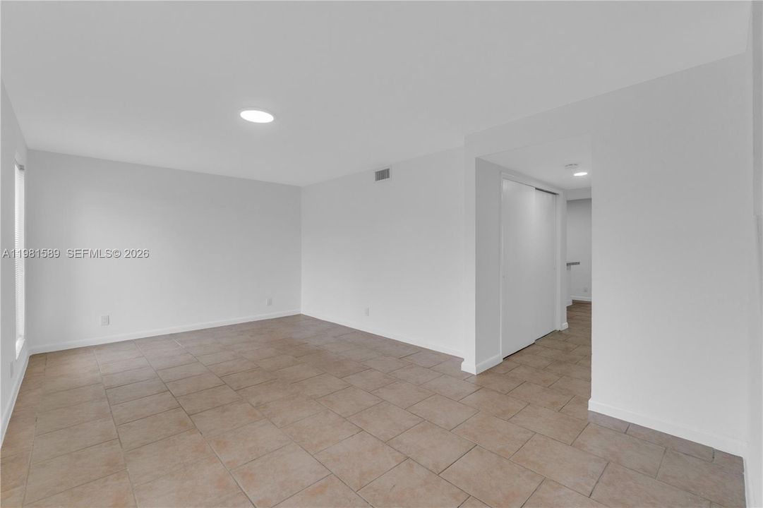 На продажу: $349,999 (4 спален, 2 ванн, 1380 Квадратных фут)