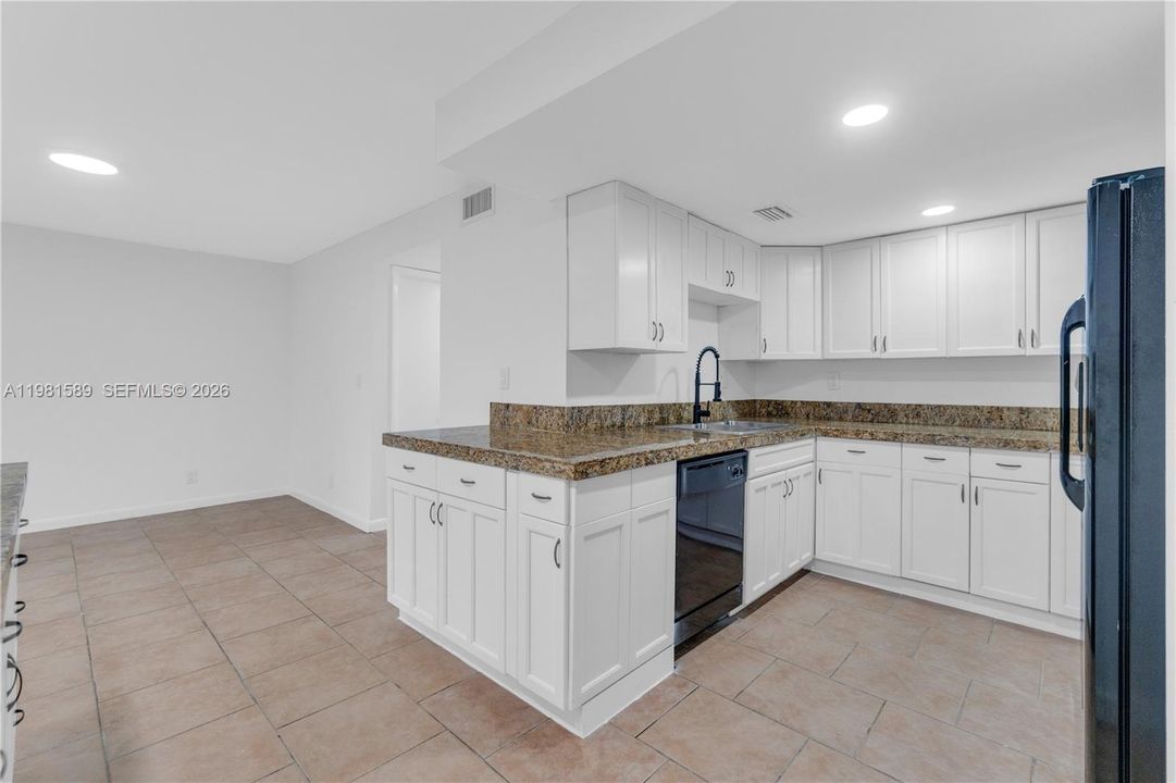 На продажу: $349,999 (4 спален, 2 ванн, 1380 Квадратных фут)