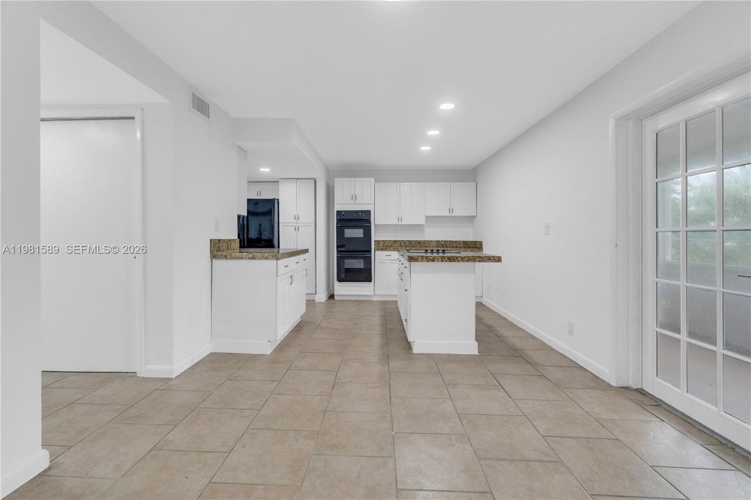На продажу: $349,999 (4 спален, 2 ванн, 1380 Квадратных фут)